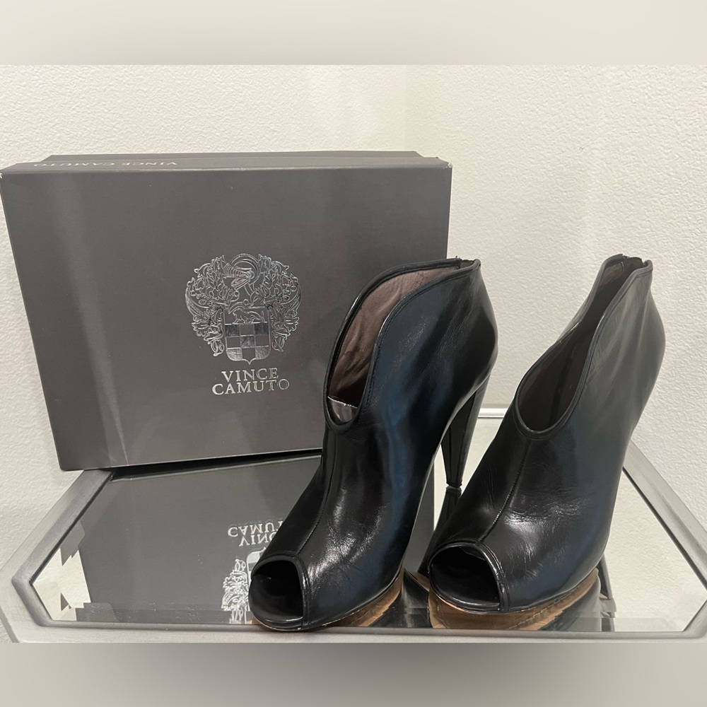 Vince Camuto Amber Black Leather Ankle Boots Open Toe & Zip Women

Size: 8.5